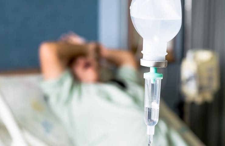 пациент лежит под капельницей